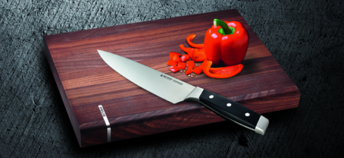 Lamele cuţitelor de calitate superioară adoră un tocător din lemn potrivit!