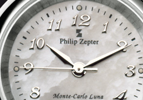 Cadranul ceasului Luna Lady este unic, elegant şi feminin.