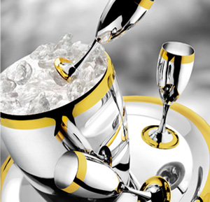 Ca regulă, o sticlă de şampanie este servită în faţa invitaţilor, într-o frapieră.