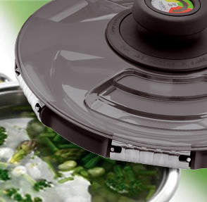 Gătirea sub presiune cu ajutorul capacului Syncro-Clik® înseamnă gătire fără grăsime, fiindcă alimentele sunt gătite în baie de abur, iar grăsimile, îndepărtate.