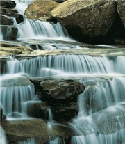 În mediul natural, apa are capacitatea de a atrage şi, prin urmare, de a dizolva mineralele care formează pietrele.