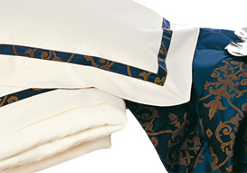Lenjeria albastră Napoleon inspiră lux dormitorului şi băii. 