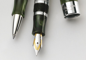 Aceată colecţie unică este fabricată în exclusivitate de Montegrappa, cel mai vechi producător italian de pixuri şi accesorii pentru scris.